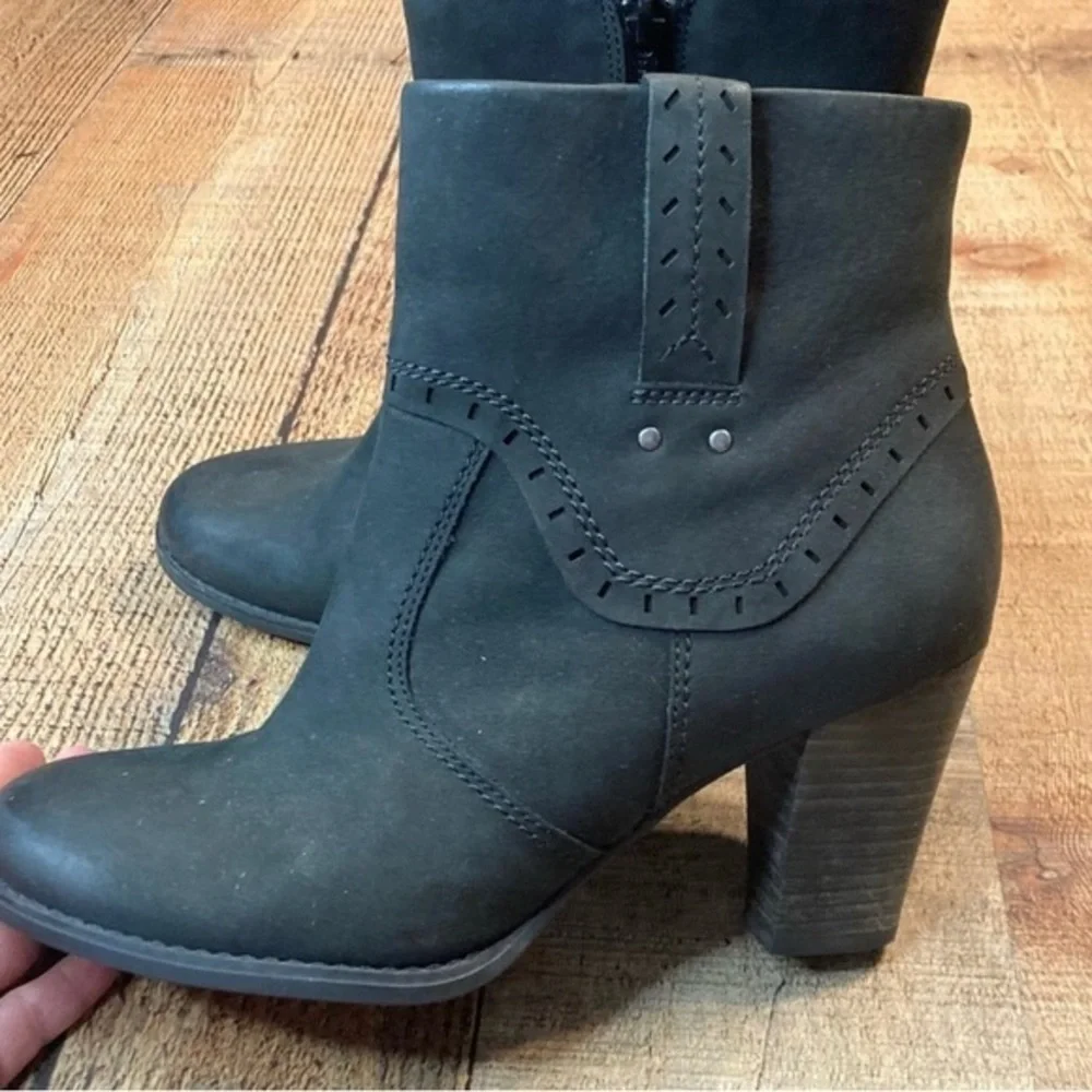 Clarks artisan black